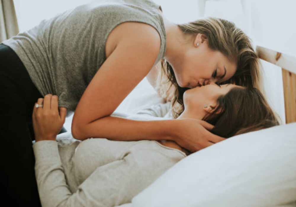 hình ảnh hôn nhau đắm đuối trên giường