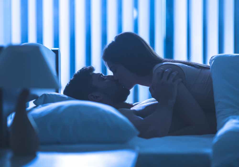 hình ảnh hôn nhau đắm đuối trên giường